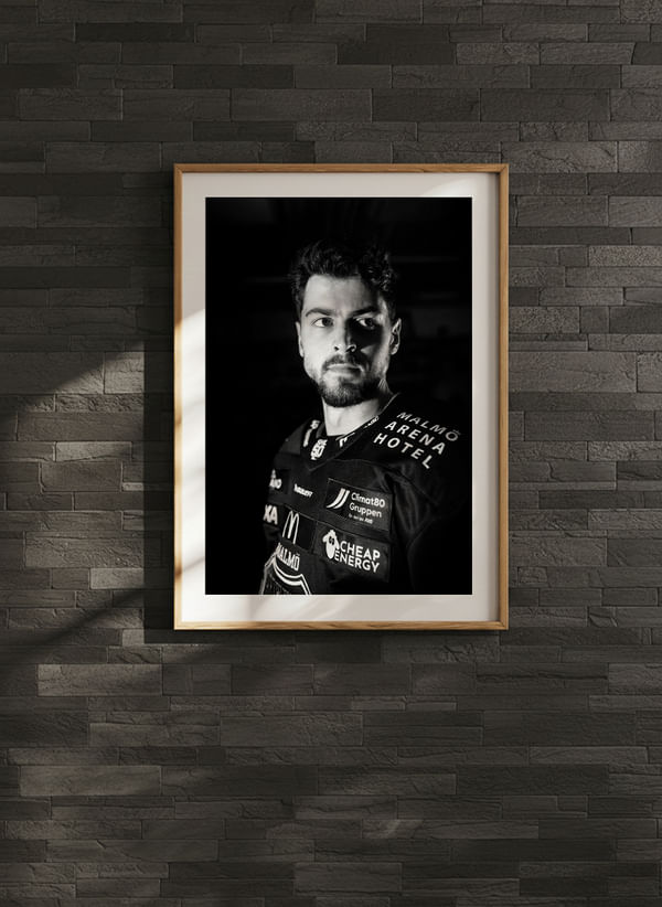 Poster Seth Barton #49 Malmö Redhawks B&W 2025/2026 crossfade