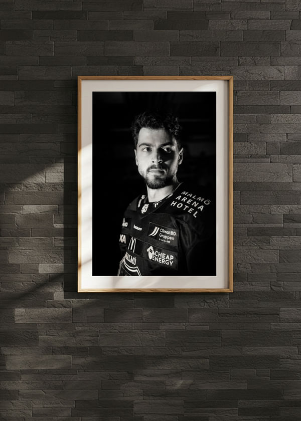 Poster Seth Barton #49 Malmö Redhawks B&W 2025/2026 crossfade