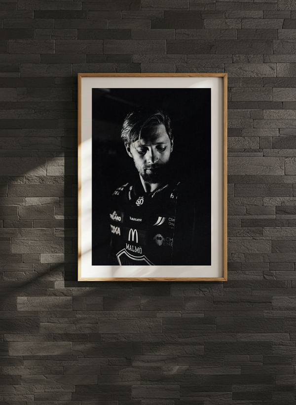 Poster Carl Persson #95 Malmö Redhawks B&W 2025/2026 crossfade