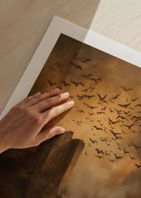 Egy titokzatos kastély, madarakkal körülvéve, drámai alkonyatkor-5