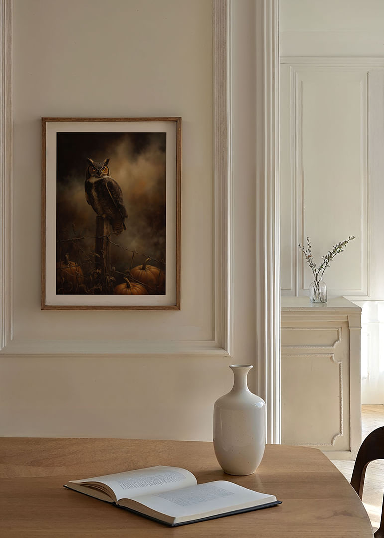 Egy bagoly csendben figyeli a tököket a varázslatos esti fényben-12