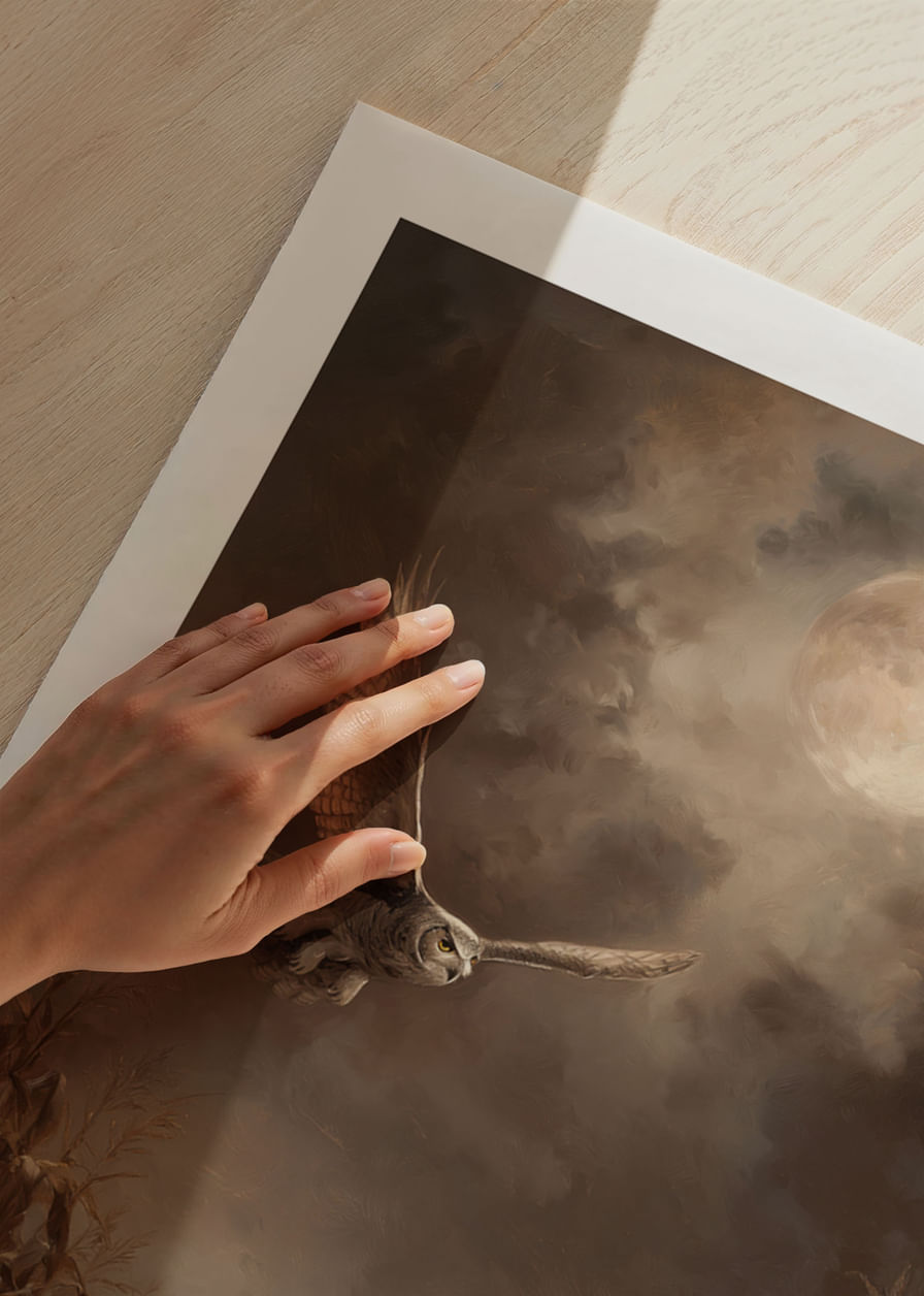 Une chouette plane dans le crépuscule au-dessus d'un champ d'automne-12