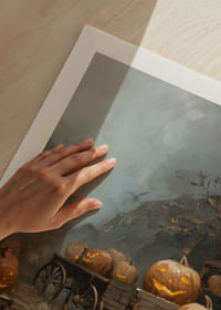 Hangulatos tökök világítják meg a ködös erdei ösvényt-5