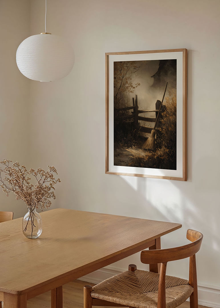 Egy seprű a kerítésnek támaszkodik az enyhe őszi fényben-12