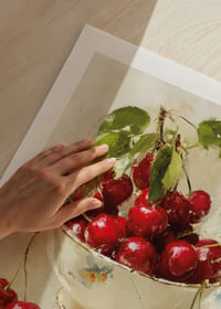 Strålande röda körsbär i en elegant skål-5