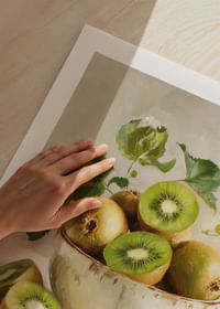 El kiwi en un bol rústico irradia frescura natural.-5