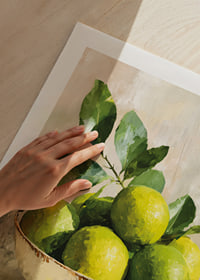 En skål med livfulla citroner lyser upp rummet-9