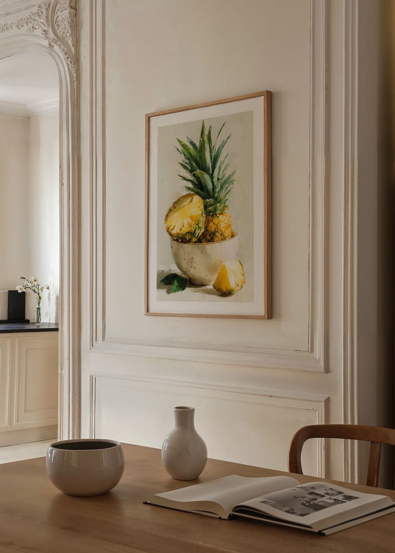 Un ananas aux couleurs vives, peint à l'huile dans un style artistique, crée une fraîcheur tropicale.-12
