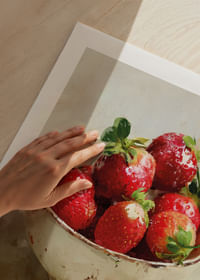 Des fraises fraîches resplendissent dans un bol rustique, empreint d'une ambiance estivale.-5