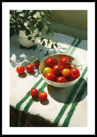 Des tomates ensoleillées dans un bol créent une ambiance chaleureuse.-0