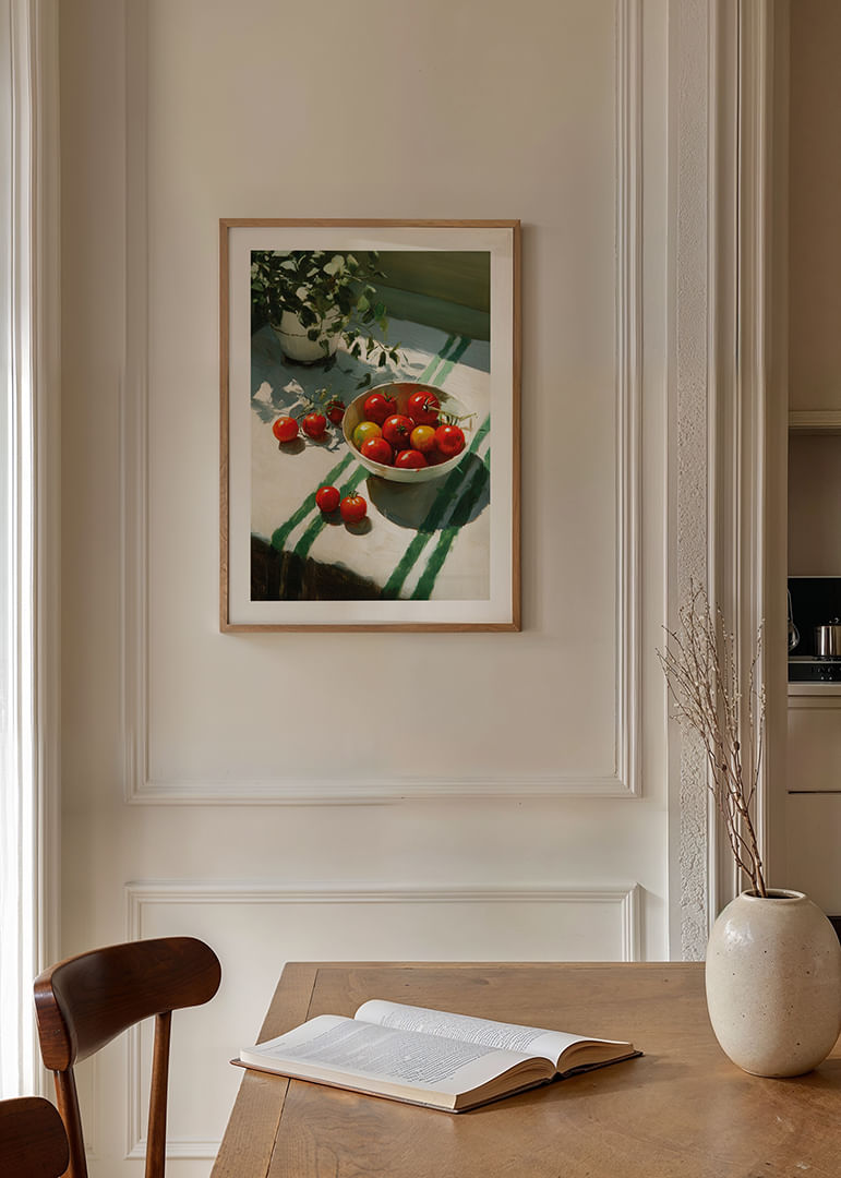 Des tomates ensoleillées dans un bol créent une ambiance chaleureuse.-12