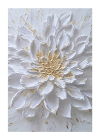 Witte bloem met gouden details die elegantie uitstralen-1