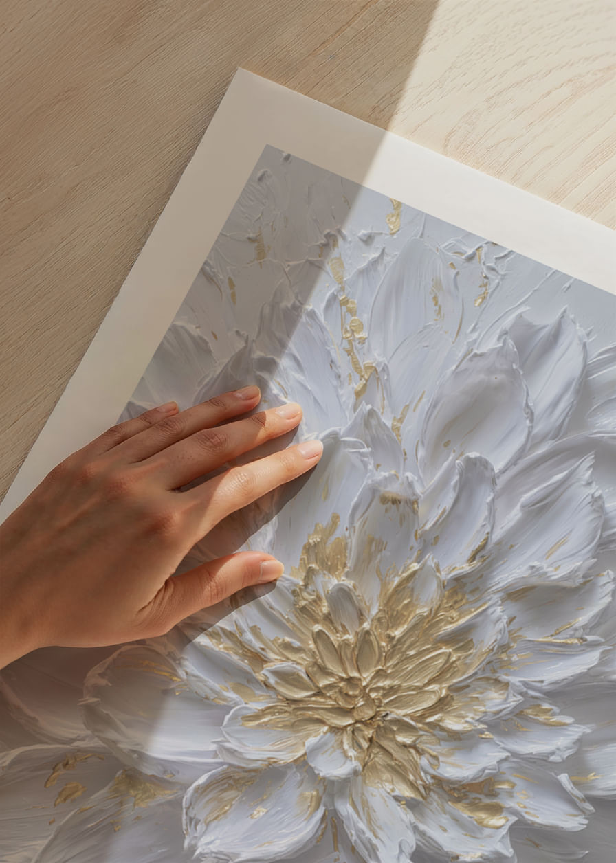 Witte bloem met gouden details die elegantie uitstralen-12