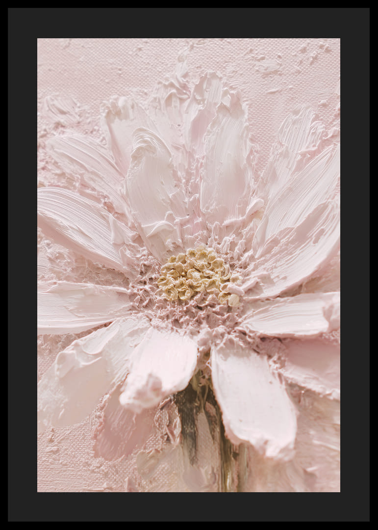 De doux coups de pinceau dessinent une fleur onirique en rose pâle.-12