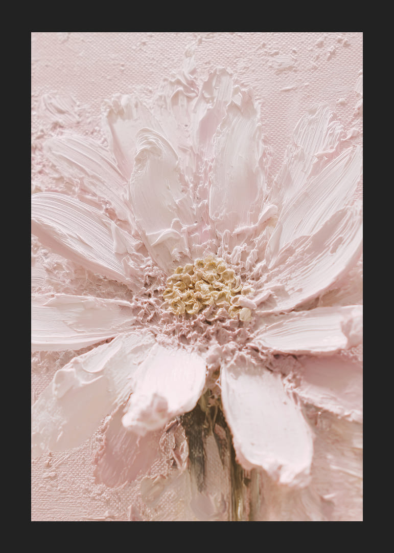 De doux coups de pinceau dessinent une fleur onirique en rose pâle.-12