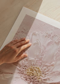 Zachte penseelstreken vormen een dromerige bloem in lichtroze-5