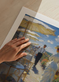 Slnečná scenéria elegancie a nadčasového štýlu v krásnej záhrade-5