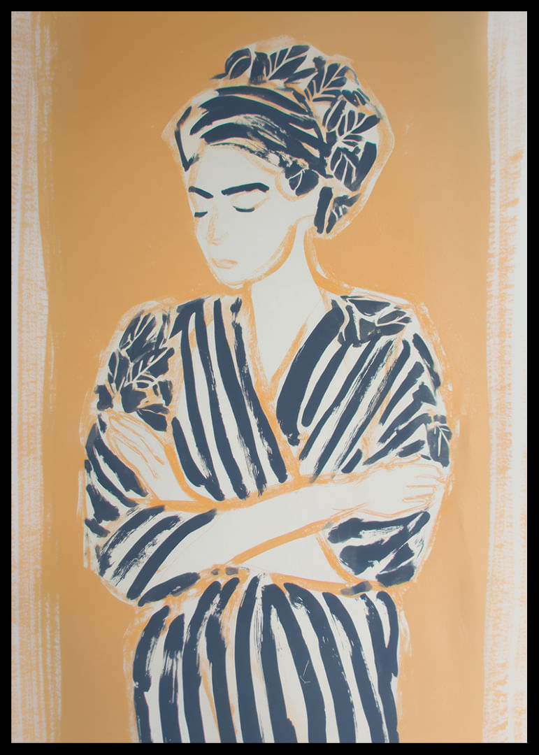 Una mujer relajada, vestida con colores cálidos, crea armonía.-12