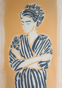 Una mujer relajada, vestida con colores cálidos, crea armonía.-3