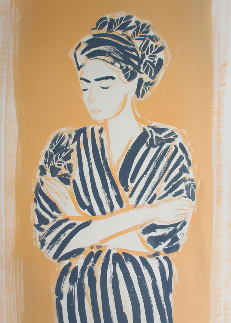 Una mujer relajada, vestida con colores cálidos, crea armonía.-12