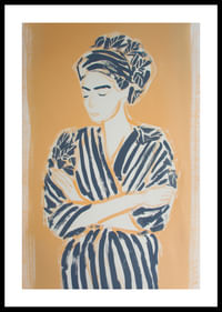 Una mujer relajada, vestida con colores cálidos, crea armonía.-0