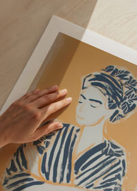 Una mujer relajada, vestida con colores cálidos, crea armonía.-5