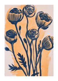 Elegantes flores en tonos azul oscuro sobre un fondo dorado-1