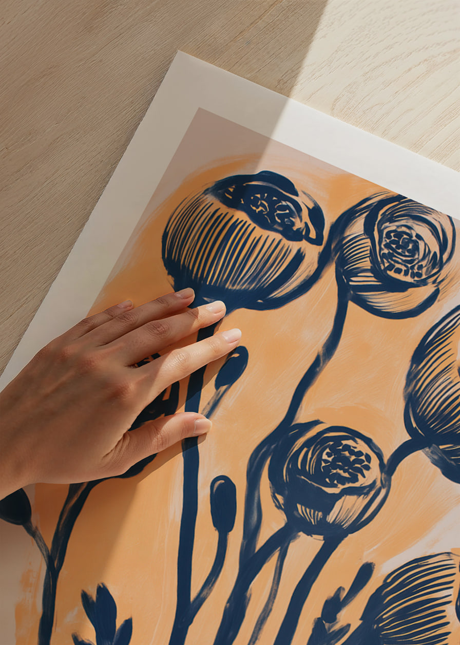 Elegante bloemen in donkerblauwe tinten tegen een gouden achtergrond-12
