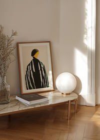 Una figura abstracta se define por líneas contrastantes.-4