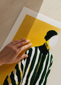 Las rayas marcadas se encuentran con un fondo amarillo en una elegancia atemporal-5