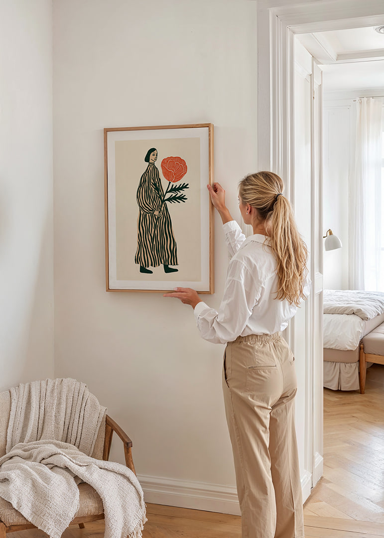 Svajinga figūra su didele raudona gėle rankoje-12