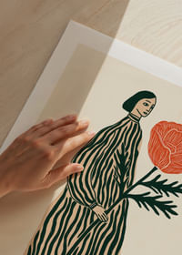 Una figura soñadora con una gran flor roja en la mano-5