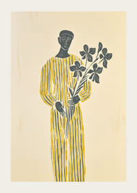 En mystisk figur i gult håller lugnt en blomsterkvist-3