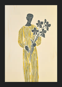 En mystisk figur i gult håller lugnt en blomsterkvist-5