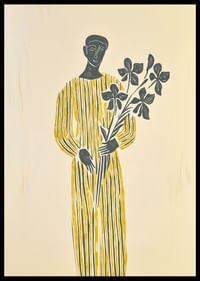 Una misteriosa figura vestida de amarillo sostiene con calma una rama de flores.-2