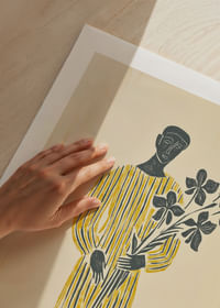 Una misteriosa figura vestida de amarillo sostiene con calma una rama de flores.-5