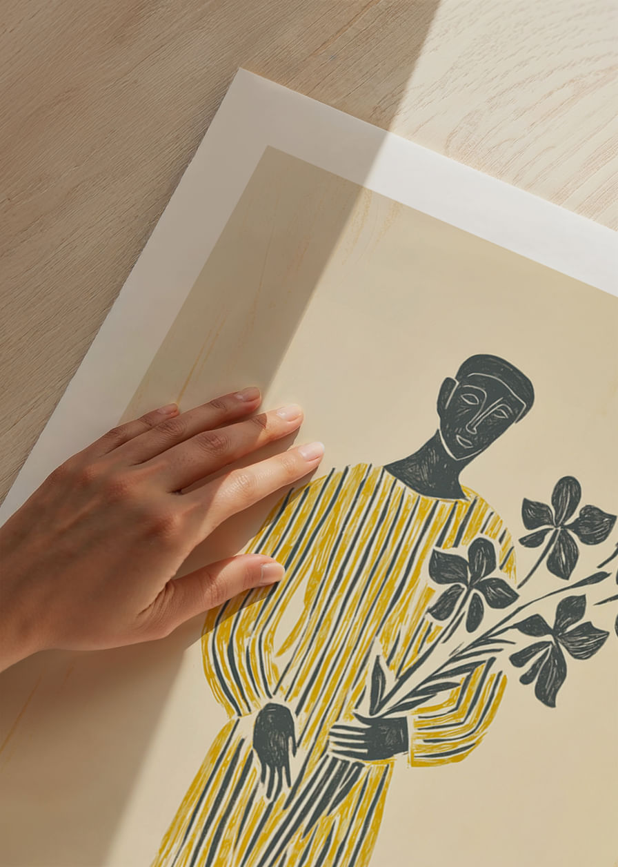 Una misteriosa figura vestida de amarillo sostiene con calma una rama de flores.-12