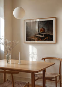 Egy világító tök életet lehel egy ködös őszi estébe-4