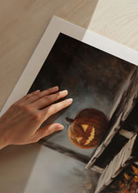 Egy világító tök életet lehel egy ködös őszi estébe-5