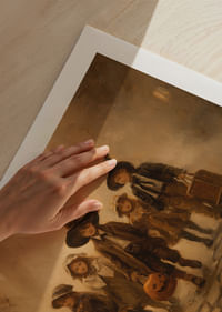 Négy gyerek sétál át egy ködös őszi erdőn halloweeni jelmezekben-5