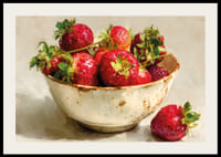 Saftiga jordgubbar i en rustik skål med nostalgisk charm-2