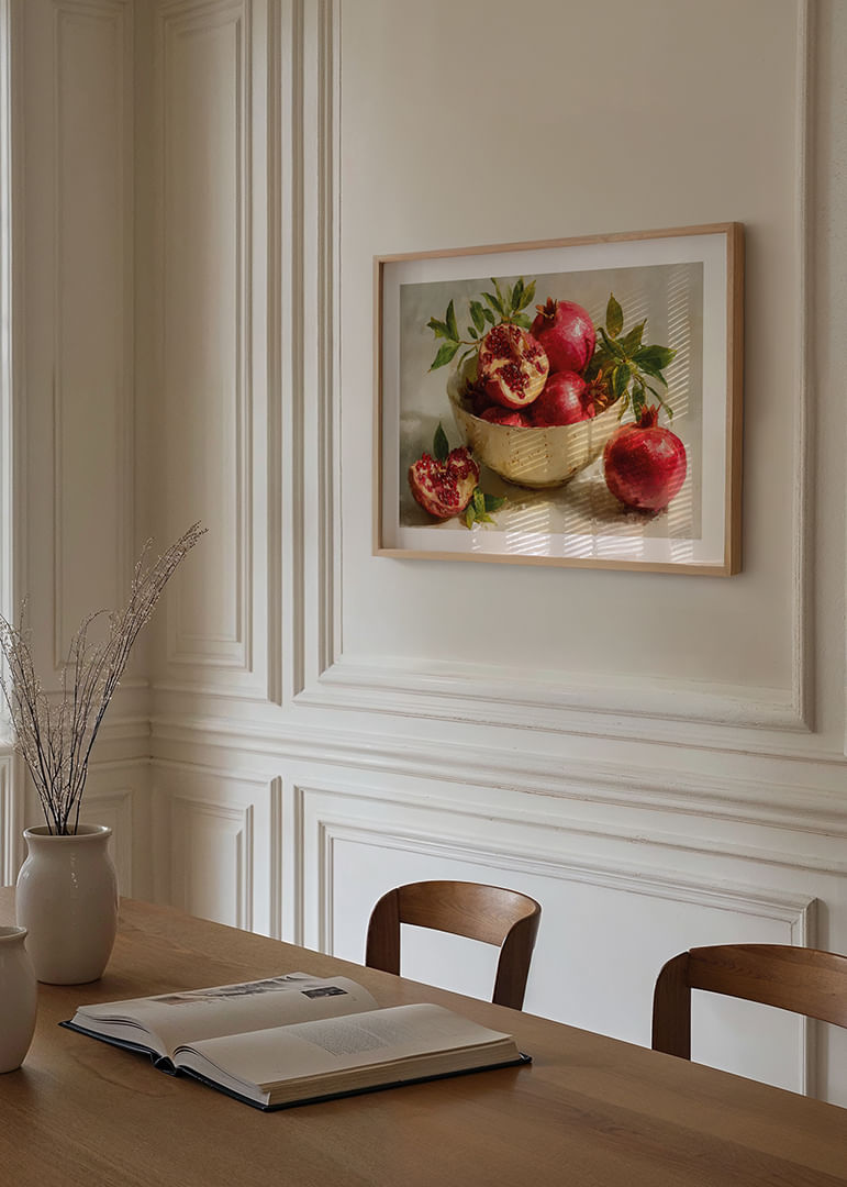 Spilgts plakāts ar granātāboliem bļodā, pilns krāsu un dzīvības-12