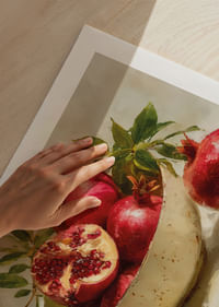 Spilgts plakāts ar granātāboliem bļodā, pilns krāsu un dzīvības-5