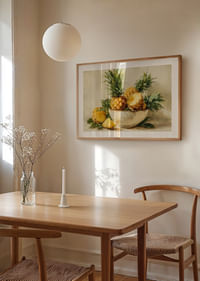 Un ananas gorgé de soleil dans un bol rustique apporte une touche tropicale et chaleureuse.-4