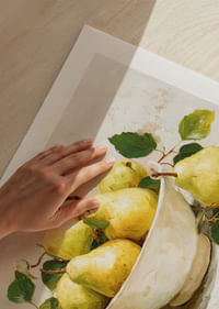 Des poires séduisantes dans un joli bol créent une atmosphère paisible-5