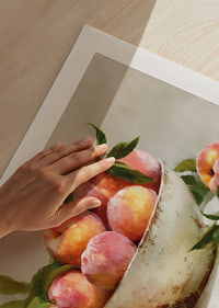 Le pesche colorate in una ciotola rustica diffondono calore e gioia-9