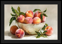 Le pesche colorate in una ciotola rustica diffondono calore e gioia-4