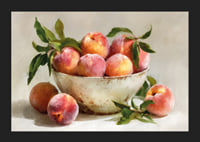Le pesche colorate in una ciotola rustica diffondono calore e gioia-5