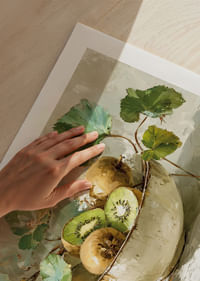 Un bol de kiwis et de feuilles procure une sensation harmonieuse et fraîche.-5