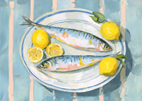 Livfullt stilleben med fisk och citron i en harmonisk färgpalett-7